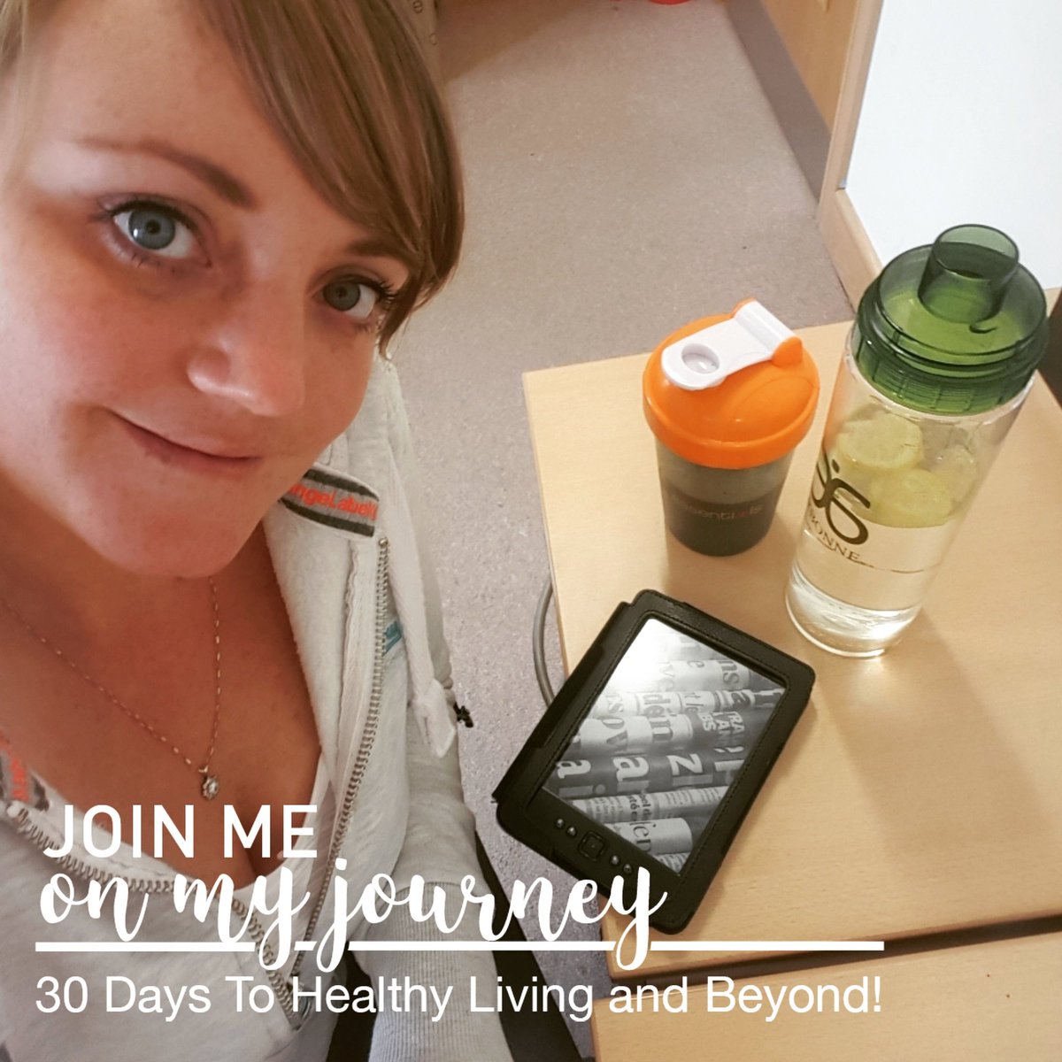 howlandpartner2's tweet photo. Lunch time in the office :) #kindle #lemonwater #shake #lunchbreak https://t.co/DiExQhTTuU