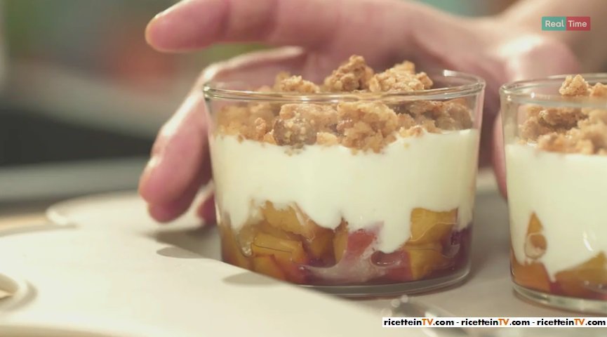 RicetteInTv's tweet photo. “#prontoepostato”: dolce al cucchiaio con pesche e amaretti di Benedetta Parodi https://t.co/yJl3eGb6tb https://t.co/JGFZwjaMeR