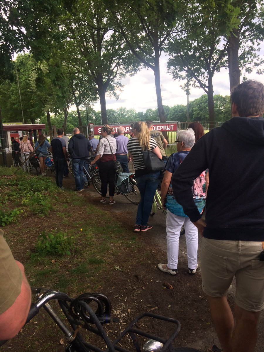 DamhuisEric's tweet photo. #efceersel gekkenhuis op de Dieprijt https://t.co/xklEtcVblT