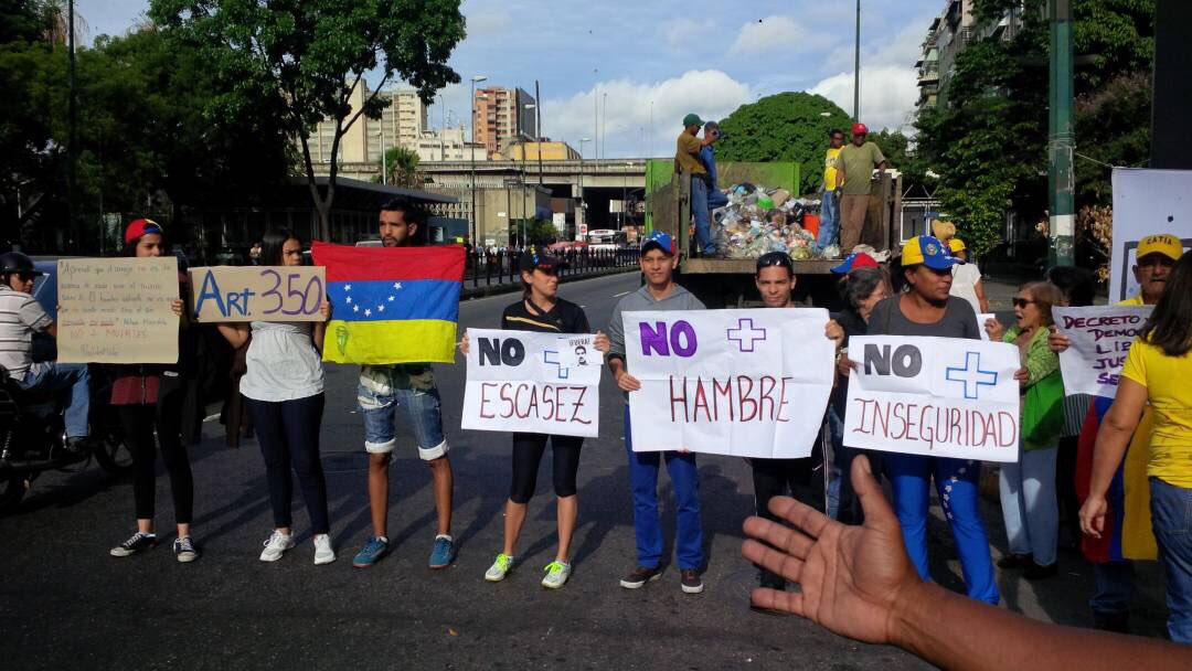 MarialbertBs's tweet photo. Desde la #AvSanMartin #Maternidad el pueblo de #Caracas se une al Plantón contra el Hambre, la falta de medicamentos #Resistencia https://t.co/khOrgnQI36