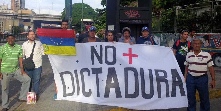 MarialbertBs's tweet photo. Desde la #AvSanMartin #Maternidad el pueblo de #Caracas se une al Plantón contra el Hambre, la falta de medicamentos #Resistencia https://t.co/khOrgnQI36