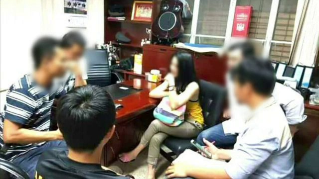 ThaiPBSNews's tweet photo. “สังคมไทยไม่ชิน” ผู้ต้องหาแต่งหน้า-สูบบุหรี่-ไม่ใส่กุญแจมือ เป็นสิทธิทำได้ https://t.co/CF6qhwAFen #ThaiPBSnews https://t.co/DAQqzp5zdc
