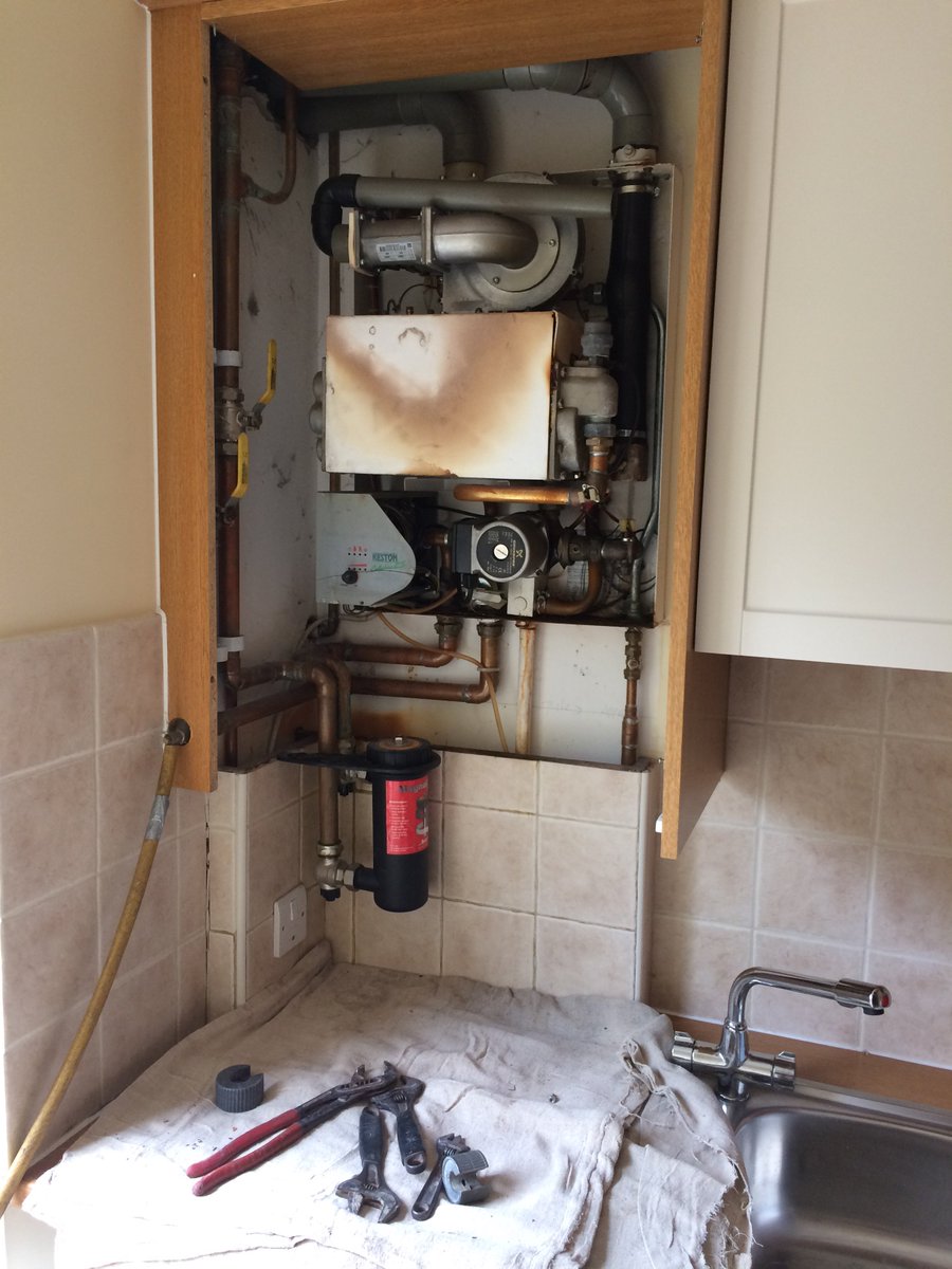 BelmontHeating's tweet photo. Keston boiler out, system alterations + @ViessmannUK boiler to be installed! More pics tomorrow #LowLossHeader #BoilerUpgrade #SystemUpgrade https://t.co/zNipFVN88e