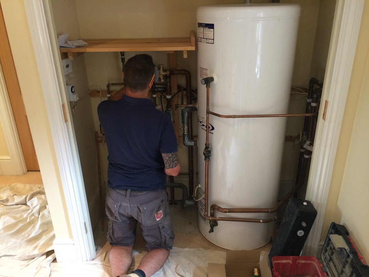 BelmontHeating's tweet photo. Keston boiler out, system alterations + @ViessmannUK boiler to be installed! More pics tomorrow #LowLossHeader #BoilerUpgrade #SystemUpgrade https://t.co/zNipFVN88e