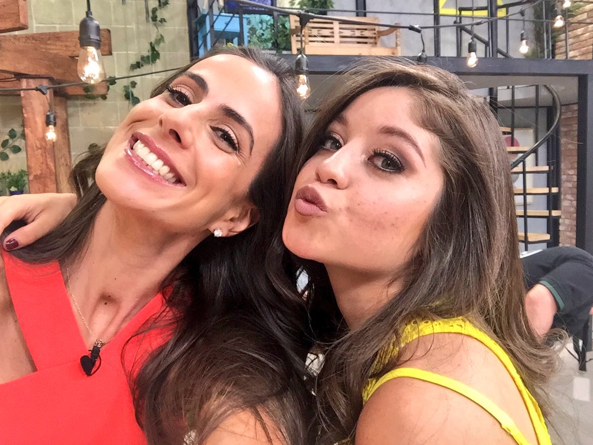 MercadoPaulina's tweet photo. Un placer conocerte, vibrarte @karolsevilla... iluminaste @saleelsoltv de @ImagenTVMex https://t.co/6YV1liiend