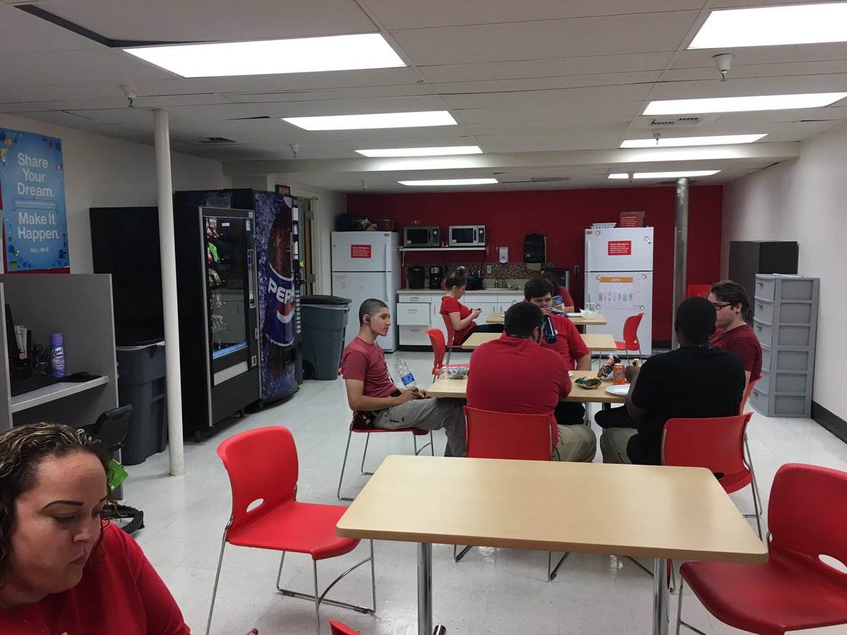 3fe0b14911464d3's tweet photo. United Way, BBQ is happening now at 311 @tgtjen @BergFburdi @smanthaking @angel_yanke @ktmhill01 @Gabe_Tgt @richardTarget8 @SDickinson89 https://t.co/KhCdbmGGtV