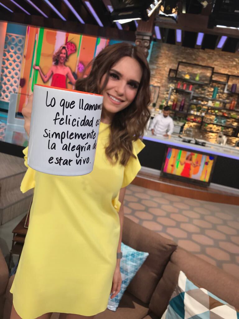taniarin's tweet photo. Medio cortada la #FraseDelDia pero dice así: "Lo que llamamos felicidad es simplemente la alegría de estar vivo" https://t.co/N2sS9Kyrzz