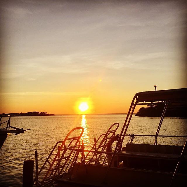 AKResort's tweet photo. Roatán Sunset 🌅
#roatan #anthonyskey #divetrip 📷: @martawohlers https://t.co/BlOkbLKD2f