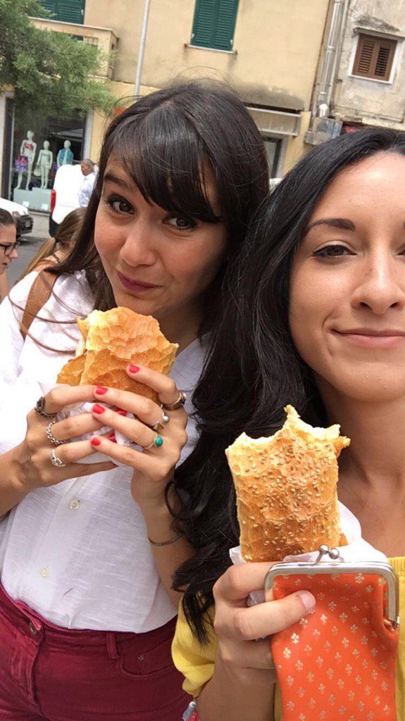 ProfFrisone's tweet photo. Buona sera da Palermo ragazzi! Mia cugina ed io con un panino classico siciliano! Sapete quale panino è? 😋 https://t.co/Kwl9EBuDEd