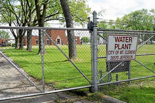 macombdaily's tweet photo. #MountClemens commission expected to OK 5-percent water rate boost https://t.co/DJHAtjNgPF https://t.co/3JIUk47iL2