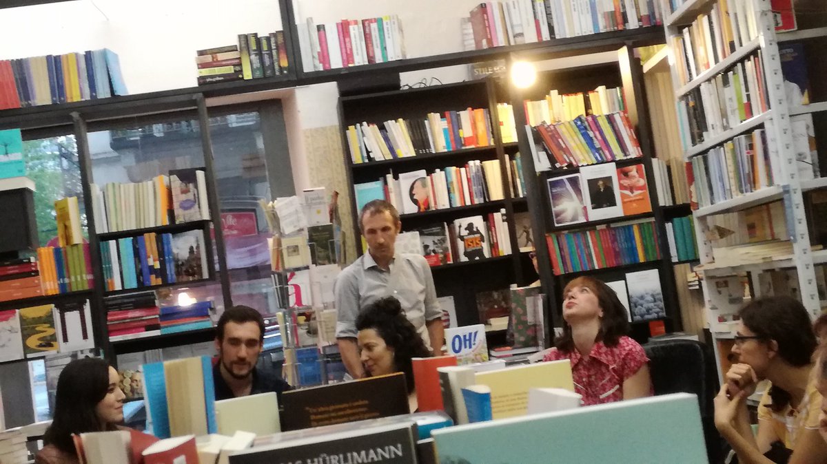 dieci04's tweet photo. .@MartaCicMic non fa spolier ma teaser dei libri. Per @AlexKleeman ci parla di una treccia di capelli che viene mangiata.
@LibreriaTherese https://t.co/V4AA653KEL