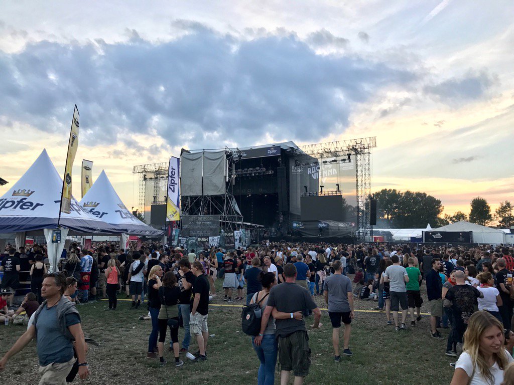 hinten_mit_O's tweet photo. #vienna gettin' ready for #dietotenhosen #RIV2017 https://t.co/zEDH802FBu