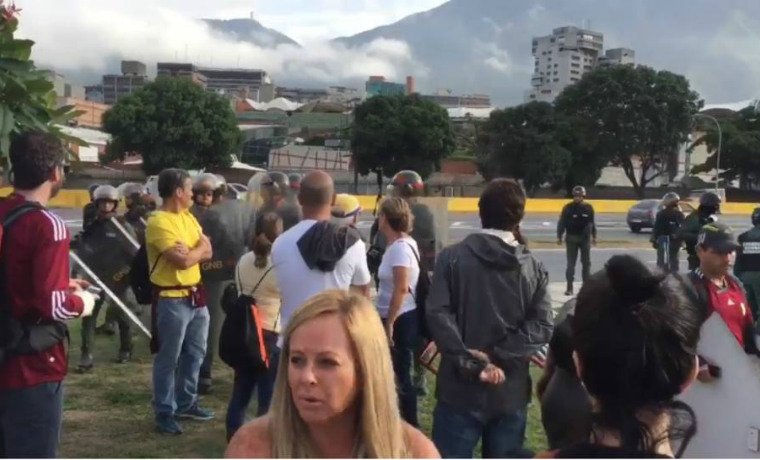#Ahora #5Jun Denuncian que #GNB agredió a la periodista Mary Triny Mena (<a href="/MENAMARY/">MARY MENA</a>) bit.ly/2s9w6zv