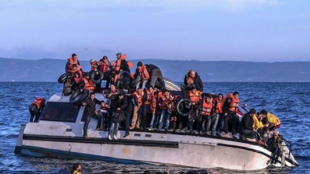 laRadioNova's tweet photo. Sinon, les dingos de Génération Identitaire lèvent 50K pour s'en prendre aux bateaux qui sauvent les réfugiés en mer https://t.co/Lu37J40A62 https://t.co/8XU79QxpmG