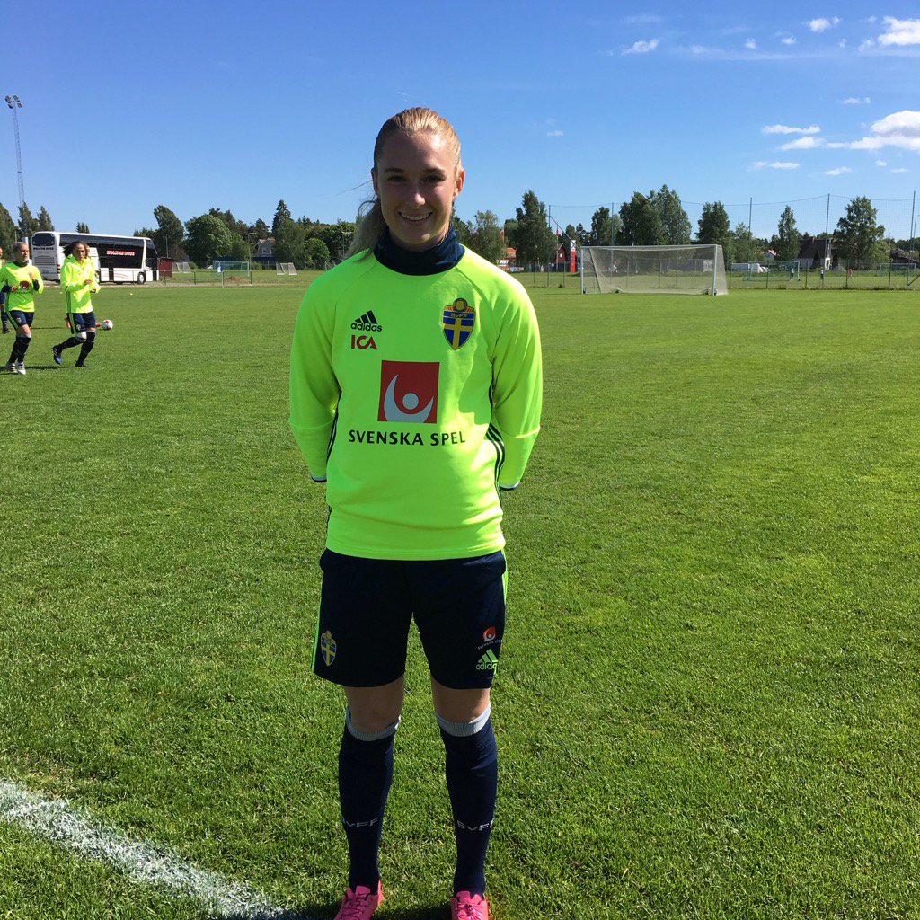 Emelie Andersson, numera KIF Örebro men fd IFK Skoghall strax innan U23-träningens start på Mörmo IP.