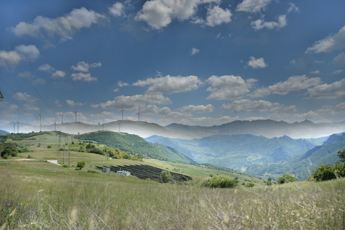 Lubene9's tweet photo. "Voglio restare qui tra questi monti bianchi d'inverno coperti di ginestre a primavera[...] " ~E.Gallicchio~
@Basilicata_Tur @Italia https://t.co/oVmp9vRyBp