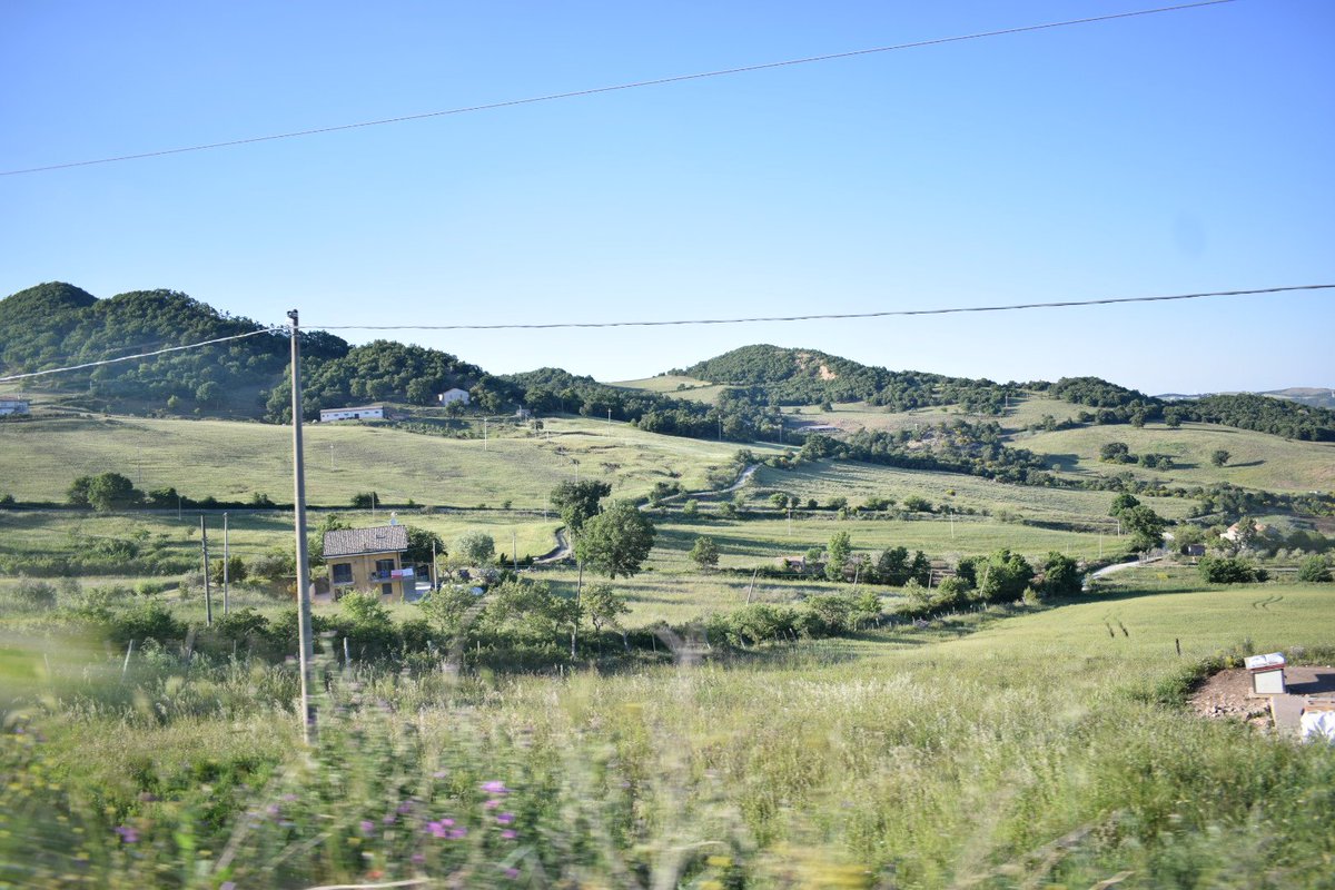 Lubene9's tweet photo. "Voglio restare qui tra questi monti bianchi d'inverno coperti di ginestre a primavera[...] " ~E.Gallicchio~
@Basilicata_Tur @Italia https://t.co/oVmp9vRyBp