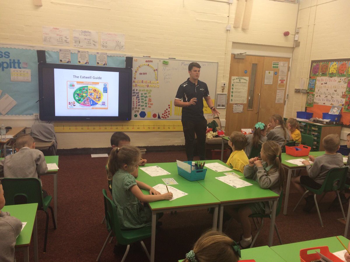 WidnesRL's tweet photo. Vikings Community Coaches @DanielNewall &amp; @jamesowen_22 delivering a @GameChangerWV 'Eat Like A Pro' session at St Augustines in Runcorn. https://t.co/yFvG7vpolH