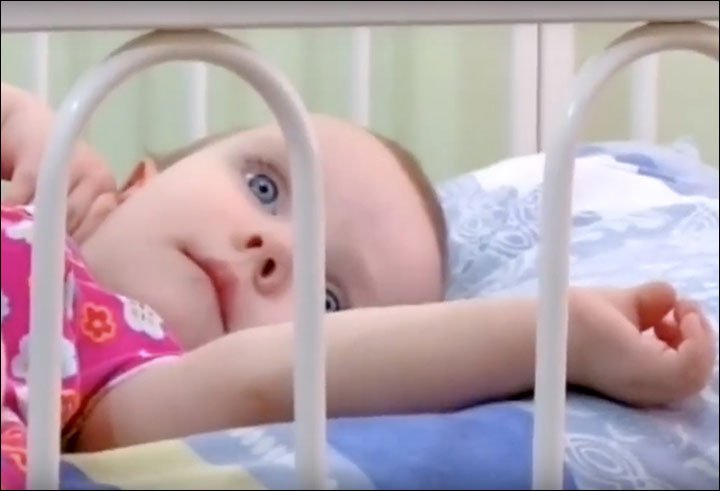 Ce bébé de 18 mois, dort des jours entiers, sans explication. Les spécialistes tentent de répondre (Photos)