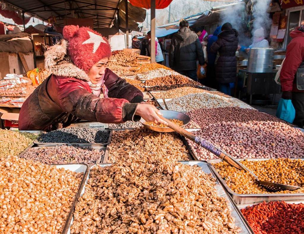 The #markets of #Beijing are covered in fields of color. I never get tired of seeing the wonderful patterns made by the fruits and nuts.

#…