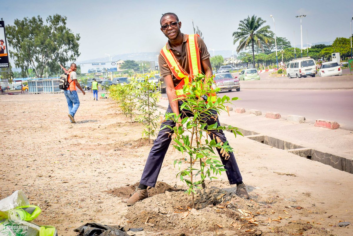 CSDRDC's tweet photo. Nous sommes allés arroser les arbres que nous avons plantés le long du stade des Martyrs, car nous ne faisons jamais des choses à moitié https://t.co/tEr8odXTkr