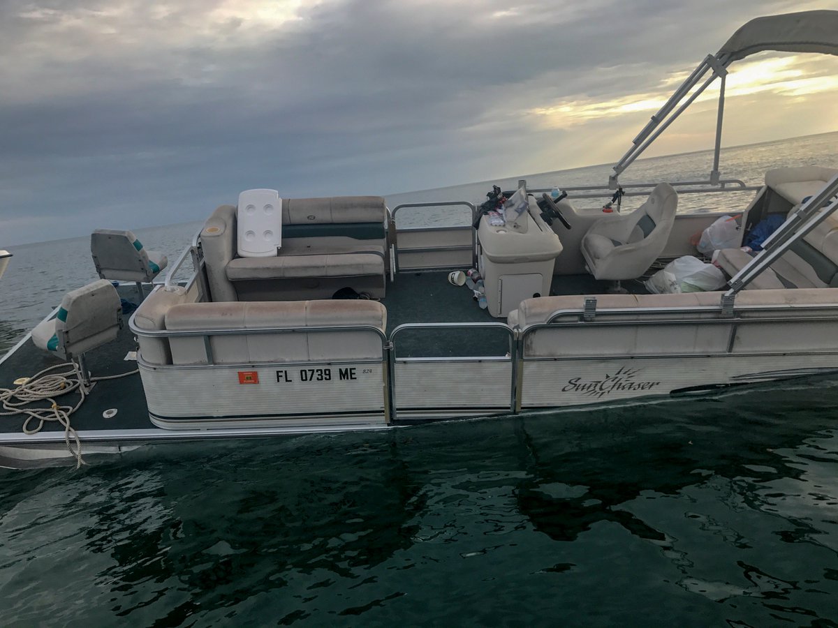 USCGSoutheast's tweet photo. #RESCUE @USCG rescues 6 people Sunday after they started sinking near New Pass Inlet, Sarasota. #savinglives #USCG > https://t.co/HYMBYW5K8b https://t.co/25jXocmiaD