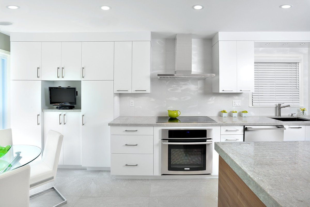 AndrosKitchens's tweet photo. Happy Monday! Hopefully this bright white kitchen will shine some light on your morning💡#MondayMotivaton #design #renovation #Luxuryhome https://t.co/FcTxcxAvIO