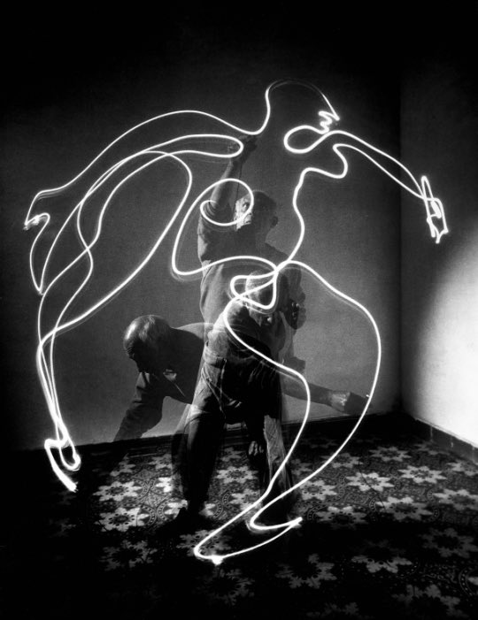 Picasso 'Light Drawings' (1949)
 
He was doing Tilt Brush long before it was cool