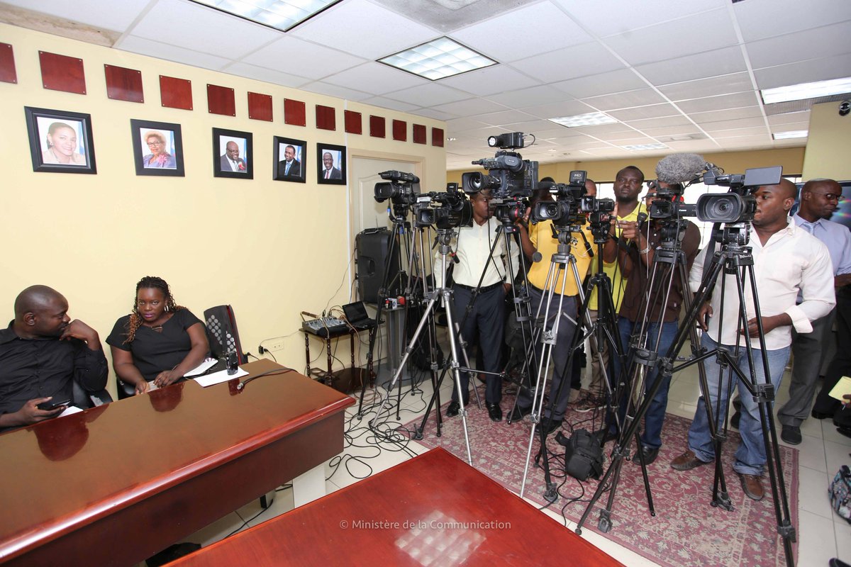 MCHaiti's tweet photo. #Instantané Lancement de la série de conférences hebdomadaires #LundiDeLaPresse au @MCHaiti et de l'#OperationComTech https://t.co/mYCghnZu5h