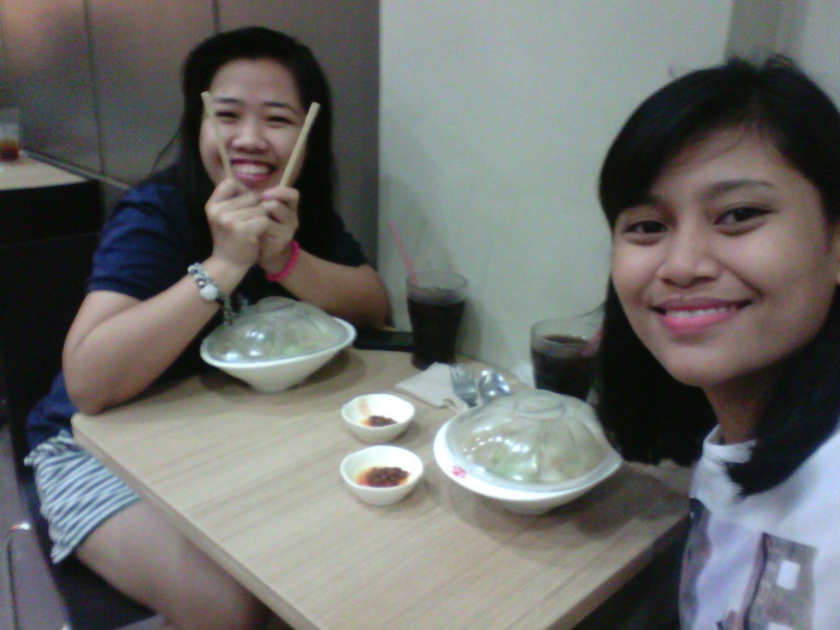Apriyaaal's tweet photo. #UPGala and #RedleyYuHunting w/ this byutipul girl (saveeeh sa byutipul???) @yoon_ynn https://t.co/Str3pSFet8