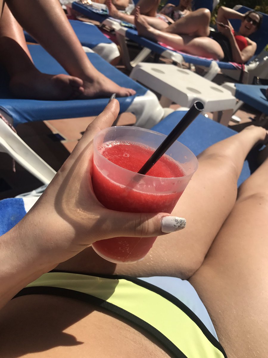 PLGymAddict's tweet photo. Sipping frozen daiquiris by the pool in Marbella , this is the life!! 🍹❤ https://t.co/5QuJG2u2rH