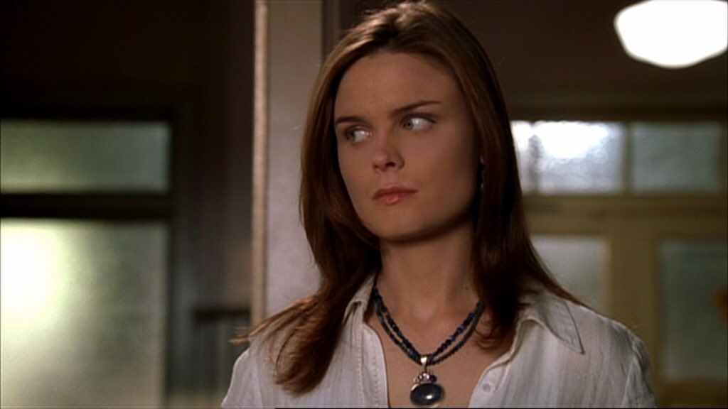 bonescaps's tweet photo. Temperance Brennan in 1x17 https://t.co/GjxfXAuKeU
