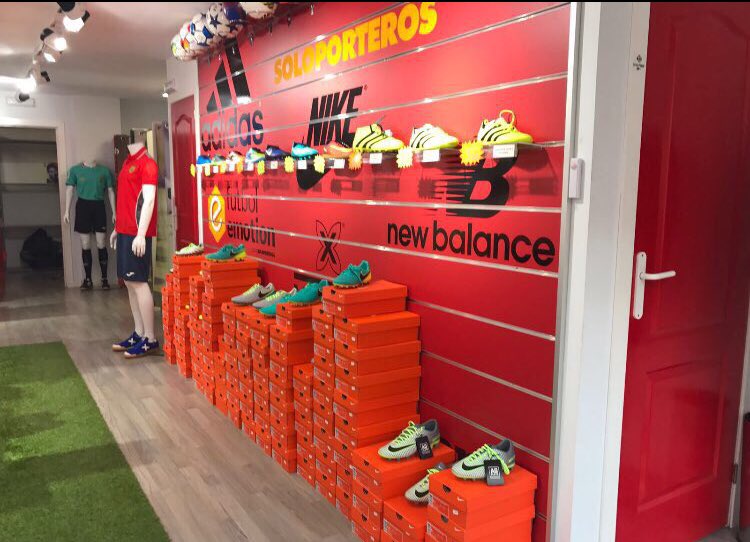 RFCF_es's tweet photo. 🎲👟| #SORTEO: ELIGE el par de botas que más te guste de TODAS las marcas en stock. ¿Qué tienes que hacer? RT este tweet para participar. ¡🙈! https://t.co/pfnJzi306y
