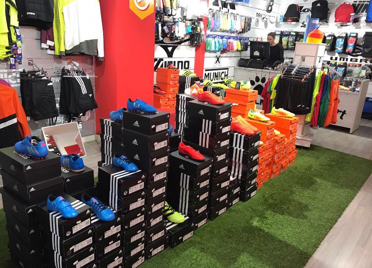 RFCF_es's tweet photo. 🎲👟| #SORTEO: ELIGE el par de botas que más te guste de TODAS las marcas en stock. ¿Qué tienes que hacer? RT este tweet para participar. ¡🙈! https://t.co/pfnJzi306y