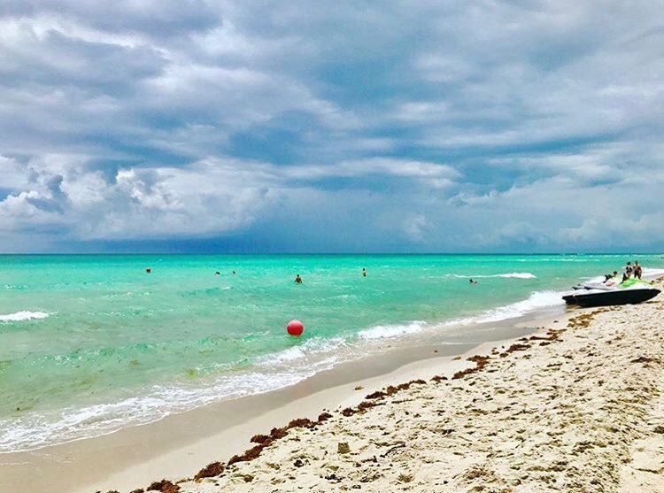 MBeachResort's tweet photo. Rain is on the way but still a beautiful view in Miami Beach by @isabela_belon 🌦 https://t.co/cdJYoNaDze https://t.co/DrEMqz2exm