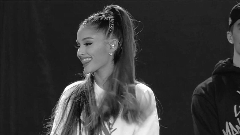 Ari_GrandeBCN's tweet photo. Algunas fotos del #OneLoveManchester https://t.co/KgYlh1N8oV