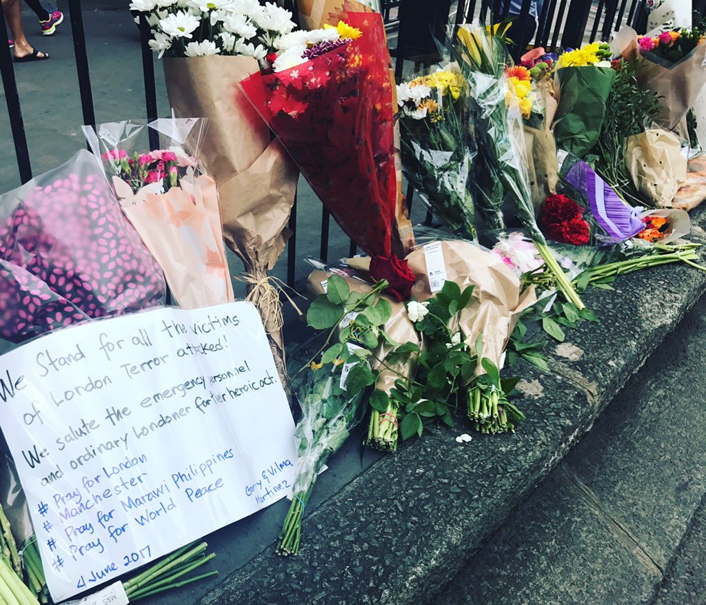 megoliver's tweet photo. .@CBSNews @cbsnewspath #Londonbridge reopens as memorial grows. #PrayForLondonBridge https://t.co/p53oevUBXI