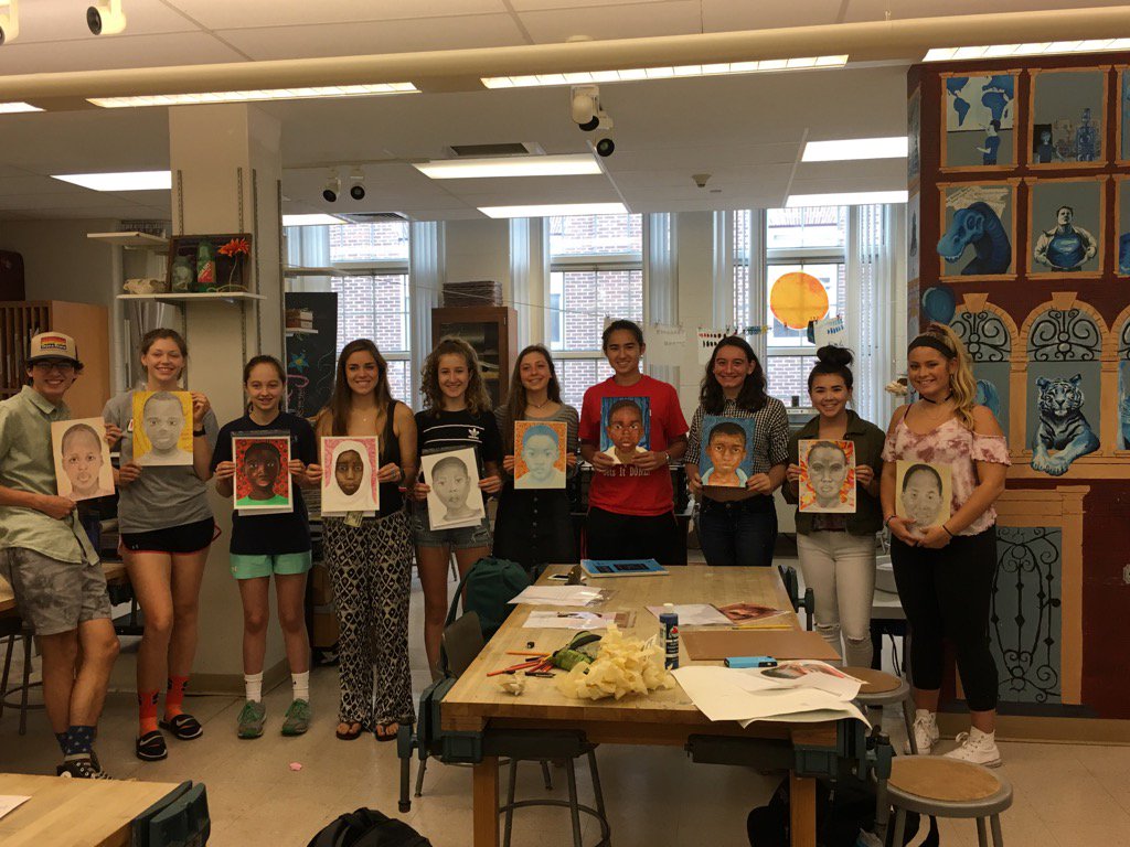 HaddonfieldHS's tweet image. Art Major and their portraits for the #MemoryProject to be delivered to Tanzania #art #pictures 🐾❤️