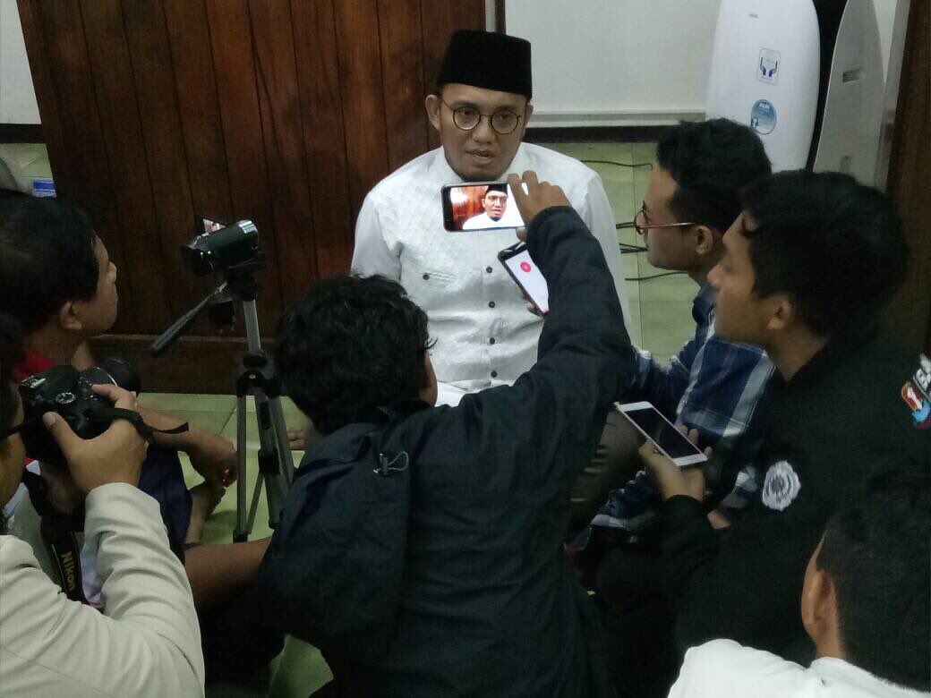 KokamIndonesia's tweet photo. Ketum @Dahnilanzar nyantei betul melayani kawan2 Wartawan setelah mengisi Tabligh akbar di Masjid UMS Solo. Jawa Tengah. @pppemudamuh https://t.co/A1QvE5Amfa