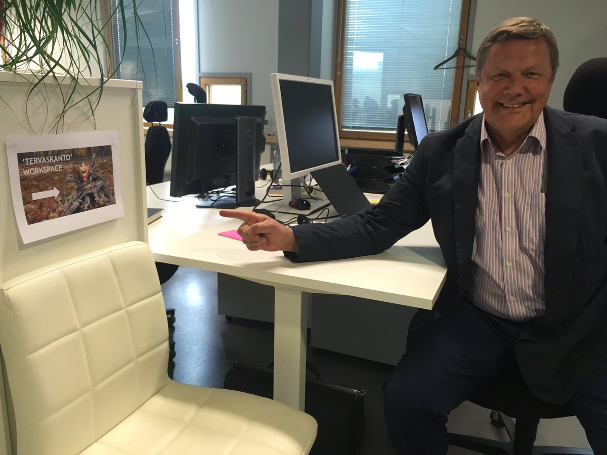 MariaFrilund's tweet photo. @JoriKanerva'n työpisteelle oli viikonlopun aikana ilmestynyt kyltti: tervaskanto workspace 😂 #SofigateAtWork #työhyvinvointi #huumori https://t.co/jptd46E9E2