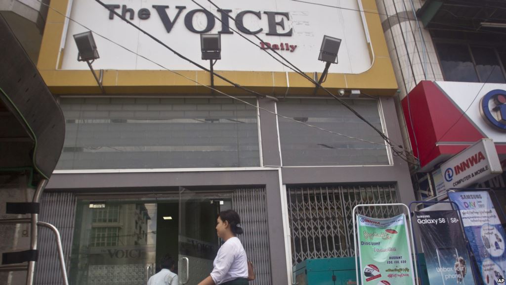 VOANews's tweet photo. Myanmar Police Arrest Journalists Over Satirical Story https://t.co/RUxIUbBFLA https://t.co/s9h1P3AvWz
