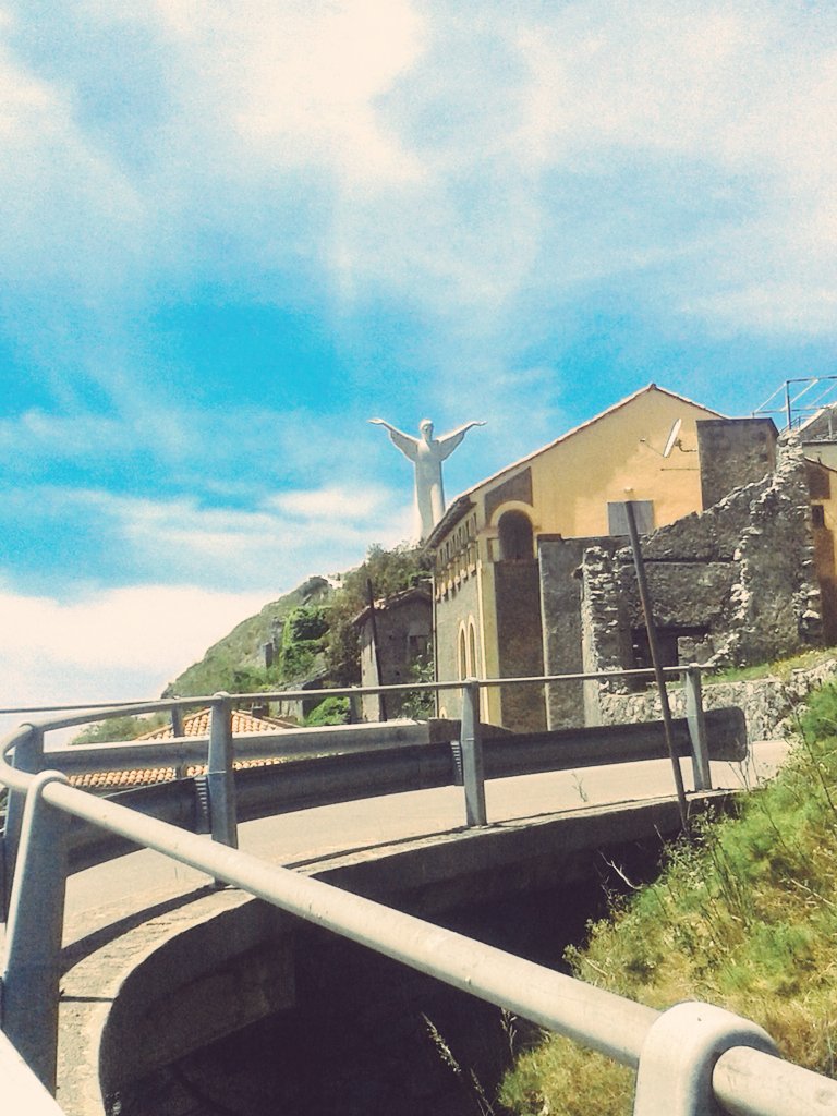 Lubene9's tweet photo. "chilometri di scogliera frastagliata di faraglioni,strapiombi e spiagge davanti al più spettacoloso dei mari" Montanelli @Basilicata_Tur https://t.co/gylQa9gHs3