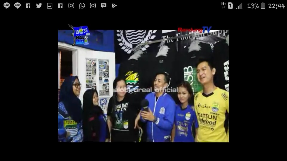 nadiasabrinaaaa's tweet photo. We are gerombolan persib viking tasikmalaya &amp;ladies vikers tasikmalaya @SekreGPVT @Ladiesvikers7🙇🙌 💙💚 @halobiru https://t.co/DCbjWE5V06