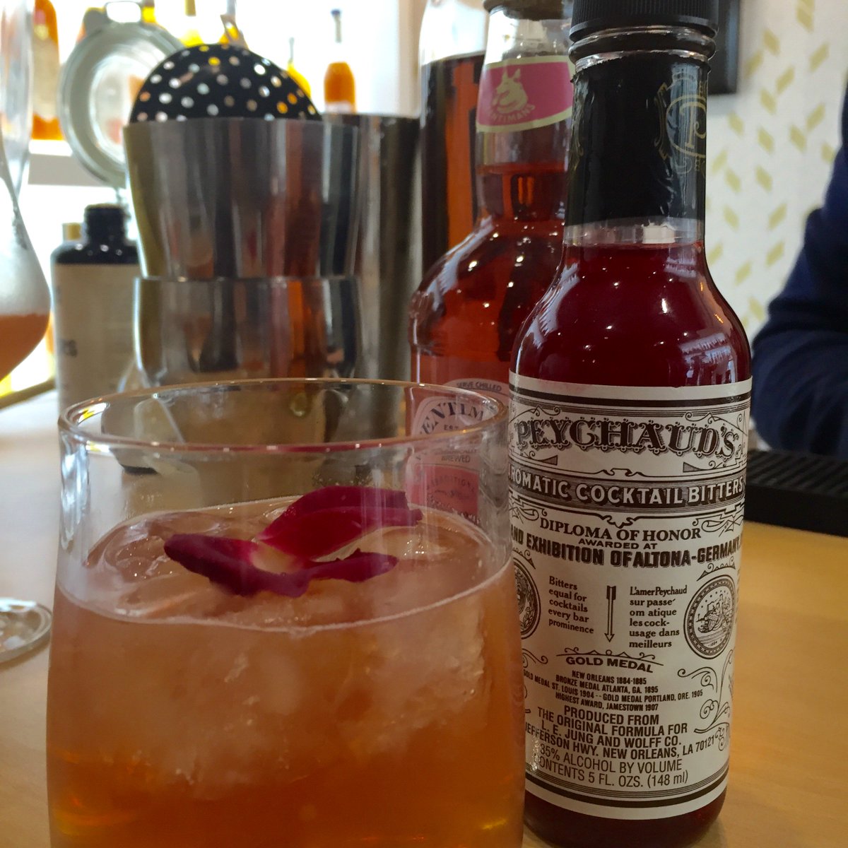 On voit « La Vie en Rose » sur Cocktails Spirits avec le cocktail de <a href="/spiritsjourney/">spirit</a> cc <a href="/cocktailspirits/">COCKTAILS SPIRITS PARIS</a> #CognacCocktails #Bar