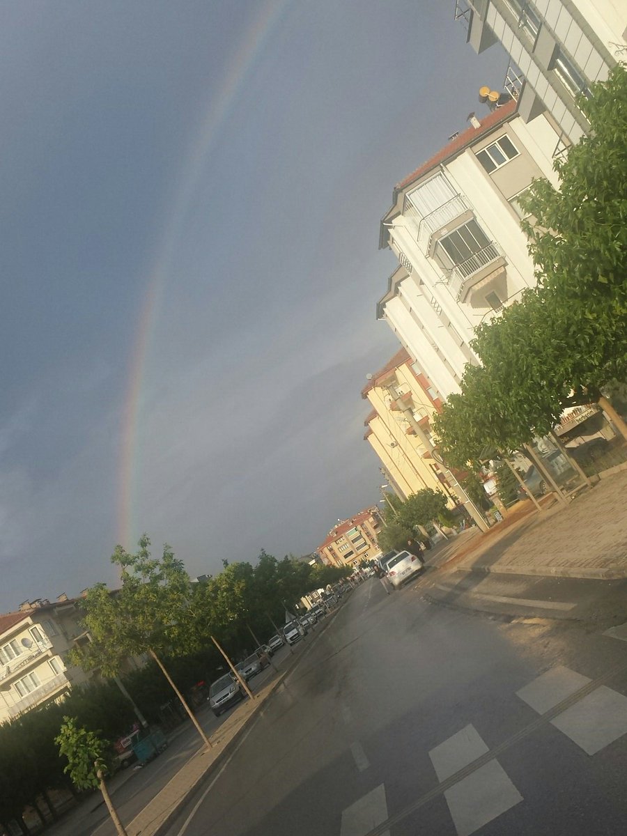 GozdeTuncc's tweet photo. Bence gokkusagini samimi ve icten insanlar gorebilr ( yani ben ) 😂😂😎 https://t.co/zAXb9u6pK7