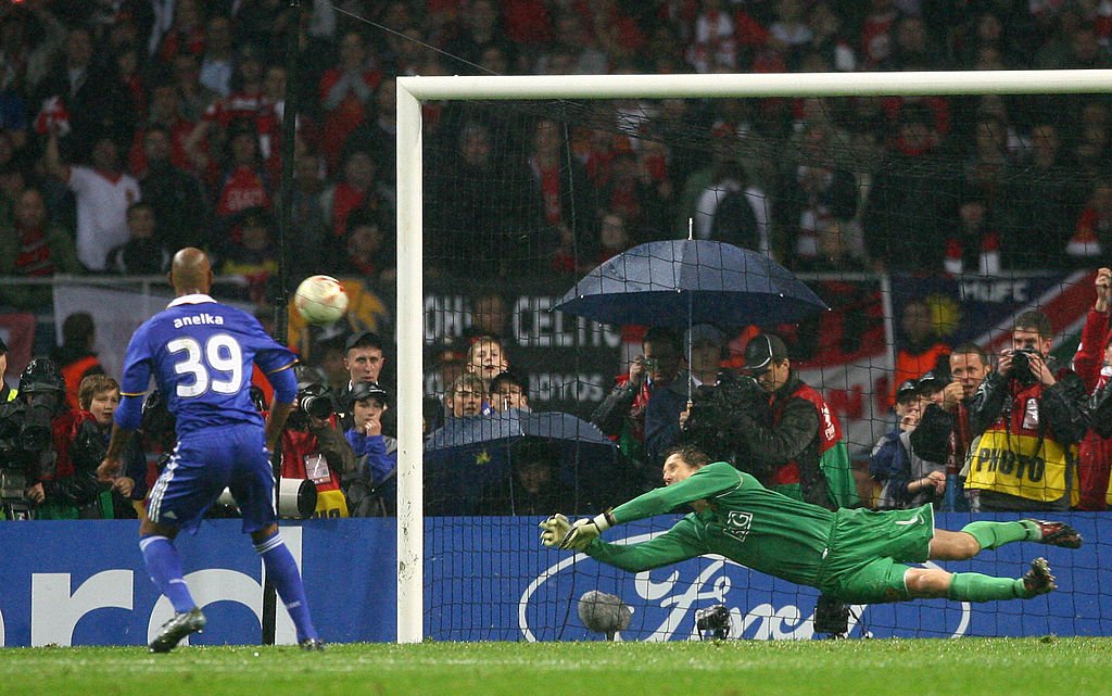 Squawka's tweet photo. ON THIS TRANSFER DAY: In 2005, Manchester United signed Edwin van der Sar from Fulham.

He won four league titles and the Champions League. https://t.co/4SNPXIqspF