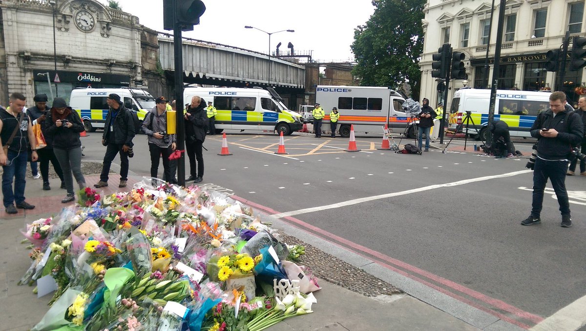 urbansome's tweet photo. Commute to/from work is different today. Grim. 

#LondonBridge #LondonAttacks #LondonBridgeAttacks #londonterrorattack https://t.co/3wfh2PtDXd