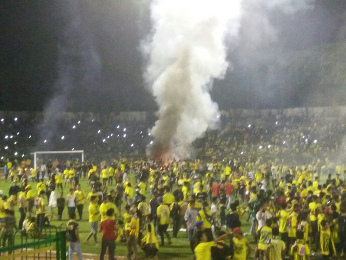 + Gresik juga membara di lapangan. Lagi ngetrend kayaknya.
Trend kekecewaan, ujian Ramadhan gaes~