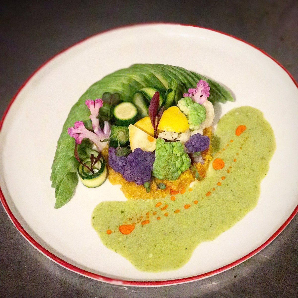 #MeatFreeMonday is what's happening w a #ThaiGreenCurry packed w #veggies, #avo &amp; #quinoa - what you having for dindins?