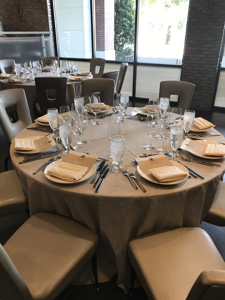 theFBking's tweet photo. Waterline Investor Dinner was amazing!! #thefbking #waterlineresort #mainsail https://t.co/2uyPNGq2R9